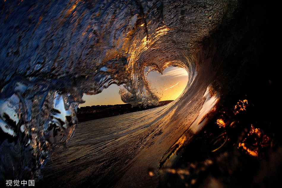 Trong lòng ngọn sóng, một hình trái tim tuyệt đẹp hiện lên dưới ánh hoàng hôn.