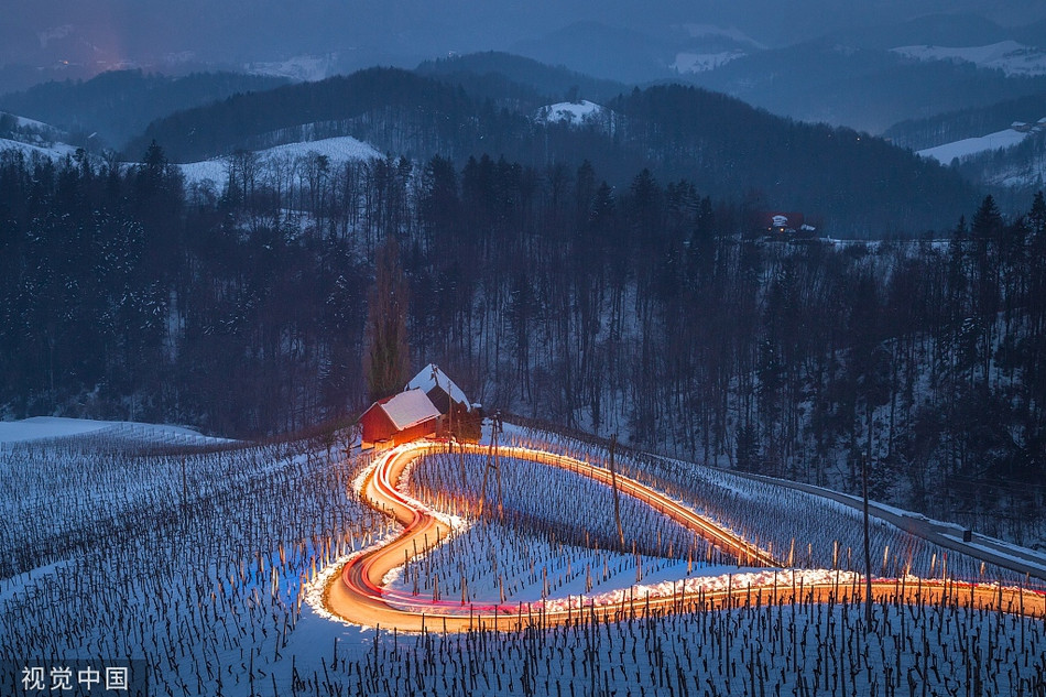 Con đường tuyệt đẹp, uốn lượn thành một hình trái tim nổi bật giữa trời đông tuyết rơi.