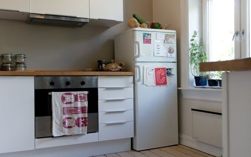 Để bình xịt côn trùng, xịt tóc gần tủ lạnh Tuyệt đối không nên sử dụng các loại hóa chất như bình xịt côn trùng hoặc gel xịt tóc gần tủ lạnh. Bởi vì tia lửa điện có thể được tạo ra và phản ứng với hóa chất và gây nổ có thể khiến cho người sử dụng bị thương.