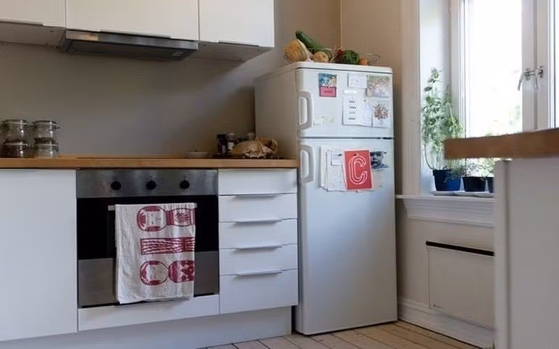 Để bình xịt côn trùng, xịt tóc gần tủ lạnh Tuyệt đối không nên sử dụng các loại hóa chất như bình xịt côn trùng hoặc gel xịt tóc gần tủ lạnh. Bởi vì tia lửa điện có thể được tạo ra và phản ứng với hóa chất và gây nổ có thể khiến cho người sử dụng bị thương.