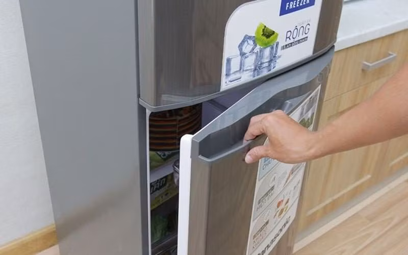 Dùng điện áp nguồn không phù hợp Người tiêu dùng cần phải chắc chắn rằng, điện áp nguồn phải phù hợp với tủ lạnh tuyệt đối không được để tăng hay giảm xuống bất chợt sẽ vô cùng nguy hiểm. Vì thế điện áp phù hợp nhất cho tủ lạnh luôn giữ ở mức 220V.