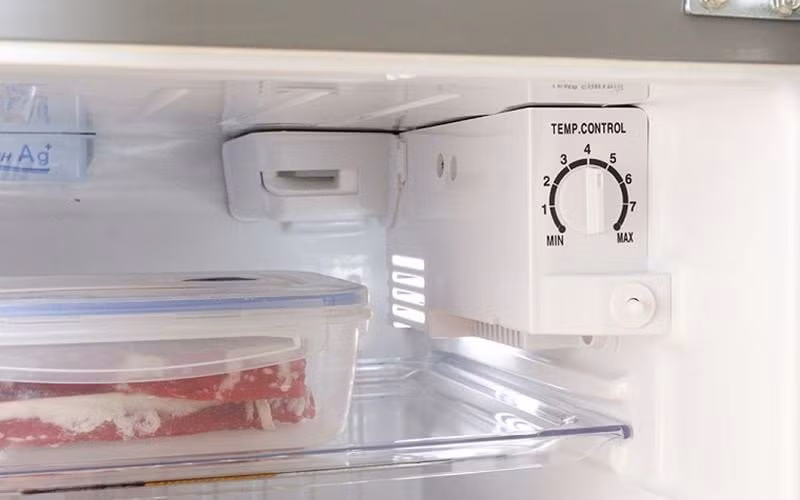 Không cho thức ăn ôi thiu vào tủ lạnh Việc cho thức ăn ôi thiu vào tủ có thể vô tình làm hỏng các thức ăn đang có trong tủ dẫn đến nguy cơ ngộ độc thực phẩm rất cao.