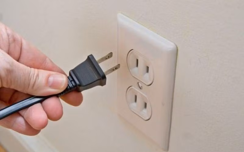 Cắm các thiết bị khác chung với ổ cắm tủ lạnh Nhiều gia đình thường có thói quen dùng chung phích cắm tủ lạnh với các ổ cắm khác, điều này là một sai lầm nghiêm trọng. Tủ lạnh là một thiết bị tiêu thụ điện năng khá lớn nên nếu như cắm nhiều thiết bị vào cùng ổ cắm tủ lạnh có thể gây chập cháy.