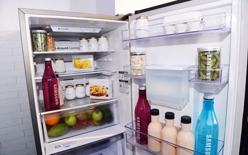Không để tủ lạnh quá trống cũng đừng quá đầy ắp Tủ lạnh đầy thức ăn sẽ làm lạnh nhanh hơn so với tủ lạnh trống. Nếu tủ lạnh bạn không chứa nhiều đồ, hãy để nhiều chai nước vào làm lạnh trong tủ. Như thế tủ lạnh sẽ hoạt động hiệu quả hơn mà lại ít tốn điện năng.