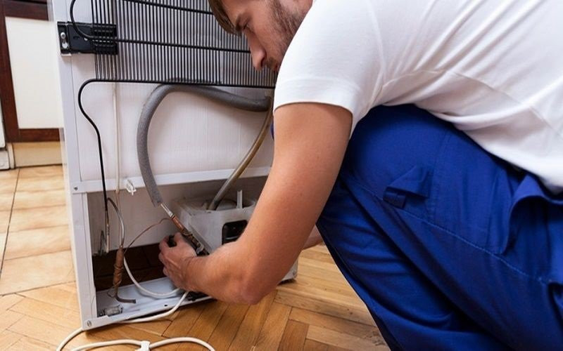 Dùng dây điện nguồn hay ổ cắm quá cũ Nếu dây điện nguồn của tủ lạnh hay ổ cắm có dấu hiệu bị hư hỏng thì tuyệt đối không nên sử dụng bởi vì nó có nguy cơ chập điện vô cùng lớn.