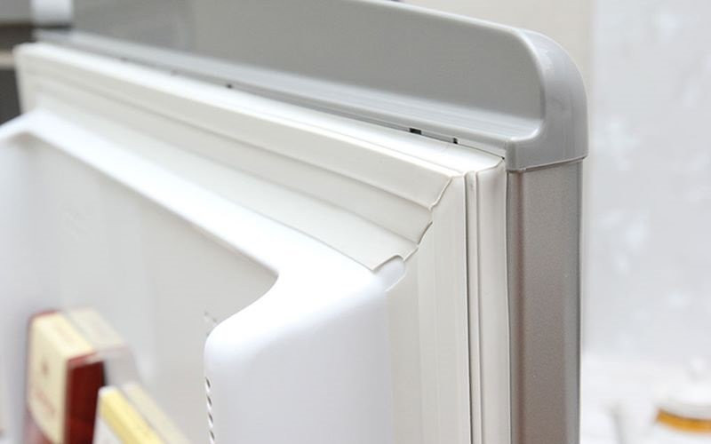 Kiểm tra cửa hít Các gioăng cao su ở cửa sau một thời gian dài sử dụng có thể bị hỏng hóc, làm tủ bị thoát khí lạnh. Thử nghiệm bằng cách kẹp một tờ tiền vào khe tủ, nếu dễ dàng kéo tiền đi dọc theo khe hở thì gioăng cao su cần được thay thế.