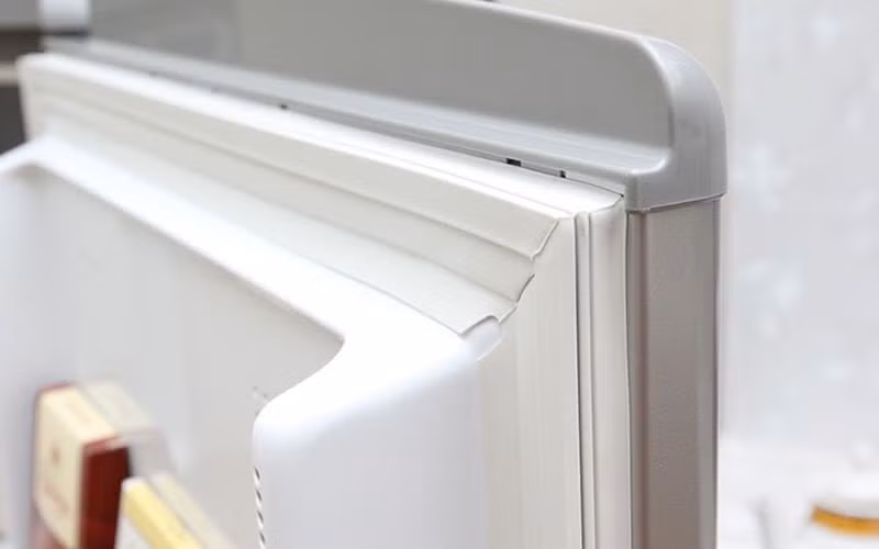 Kiểm tra cửa hít Các gioăng cao su ở cửa sau một thời gian dài sử dụng có thể bị hỏng hóc, làm tủ bị thoát khí lạnh. Thử nghiệm bằng cách kẹp một tờ tiền vào khe tủ, nếu dễ dàng kéo tiền đi dọc theo khe hở thì gioăng cao su cần được thay thế.