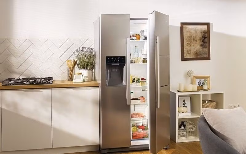 Đặt tủ lạnh nơi ẩm thấp Người tiêu dùng luôn phải lưu ý rằng không được đặt tủ lạnh ở những nơi ẩm thấp để tránh sự ăn mòn cũng như hiện tượng hơi nước làm cho rỉ sét các linh kiện ở phía sau. Đây cũng là nơi chuột, gián có thể thường xuyên ẩn nấp và cư trú.