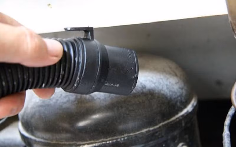 Không quét dọn phía sau tủ Bộ làm lạnh đằng sau tủ lạnh cần được quét dọn, hút bụi thường xuyên để tránh bụi bẩn làm tắc nghẽn hệ thống. Nếu nhà có nuôi thú cưng thì việc vệ sinh càng phải thường xuyên hơn vì đây là nơi lý tưởng cho lông động vật “trú ngụ”.