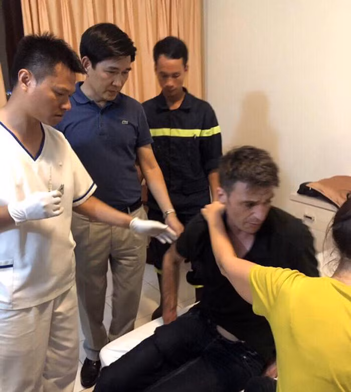 Giai cuu kip thoi du khach Phap dinh nhay lau tu tu tu tang 7-Hinh-3