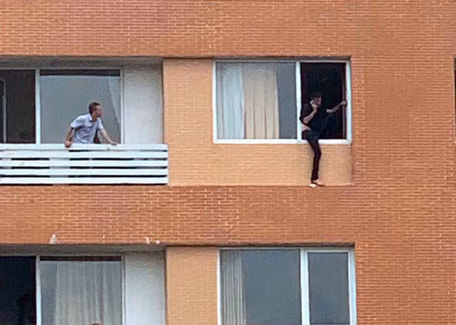 Giai cuu kip thoi du khach Phap dinh nhay lau tu tu tu tang 7-Hinh-2