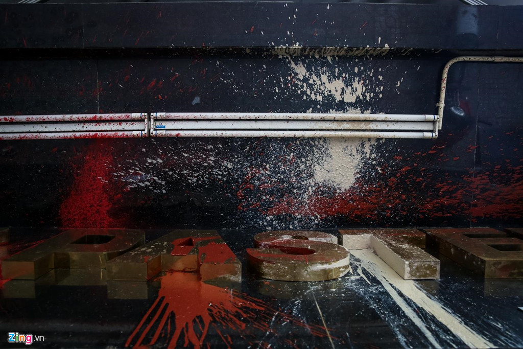 Theo tìm hiểu, Phở Hòa Pasteur là một trong những tiệm phở nổi tiếng tại Sài Gòn, được mở từ năm 1968, hiện do ông Phạm Tùng Linh làm chủ. Theo ông Linh, từ đầu tháng 7 đến nay, quán đã 8 lần bị tạt sơn, mắm tôm, lòng heo và chất bẩn.