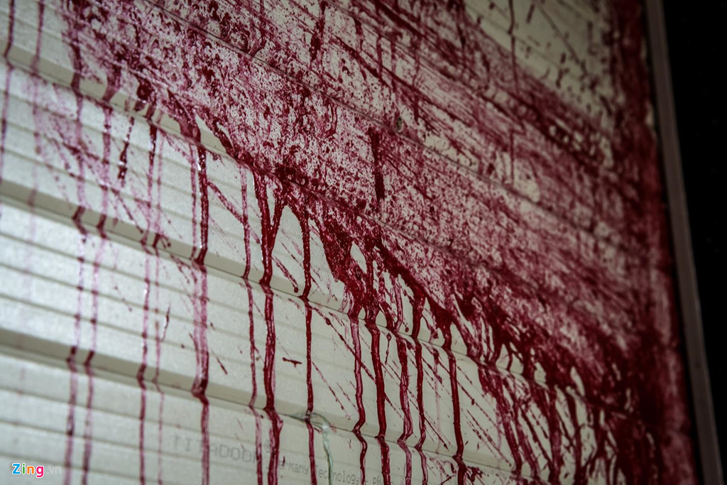 Theo ông Linh, ban đầu, những người tạt sơn chỉ thực hiện hành vi vào ban đêm nhưng những ngày gần đây, họ tấn công cả vào ban ngày khiến nhiều thực khách và nhân viên hoảng sợ.