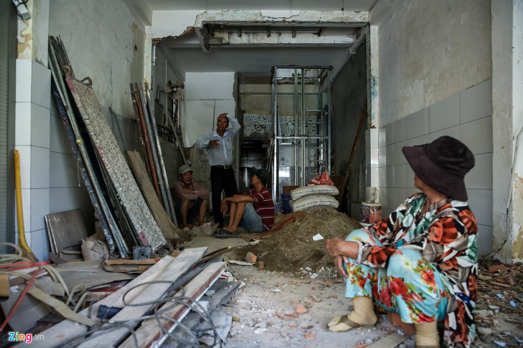 Phía bên trong quán, mọi vật dụng, trang thiết bị đều trong tình trạng "nằm chờ". Hiện tại, có nhiều công nhân đang làm việc tại đây để sửa chữa và mở rộng diện tích kinh doanh. Chủ quán phở cho biết, quán dự kiến hoạt động lại bình thường vào ngày 3/8.