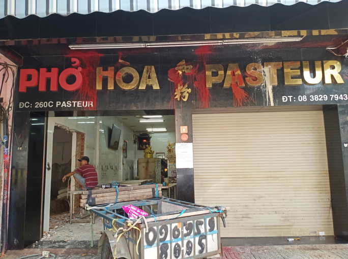 Ghi nhận của phóng viên cho hay, trên tường, trên cửa cuốn của quán vẫn còn nham nhở những vết bẩn, sơn đỏ,... do giang hồ ném vào những ngày trước đó.