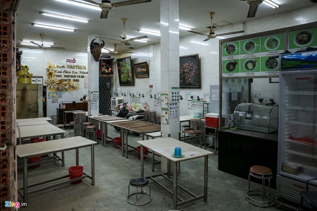 Trước đó, Báo Người Lao Động đã thông tin, ông Võ Anh Tuấn (con rể thứ 6 của gia đình quán phở Hòa) có vay mượn số tiền hơn 8 tỉ đồng bên ngoài xã hội. Nhiều chủ nợ, công ty thu hồi nợ đến quán phở Hòa Pasteur gây áp lực yêu cầu ông Tuấn trả nợ.