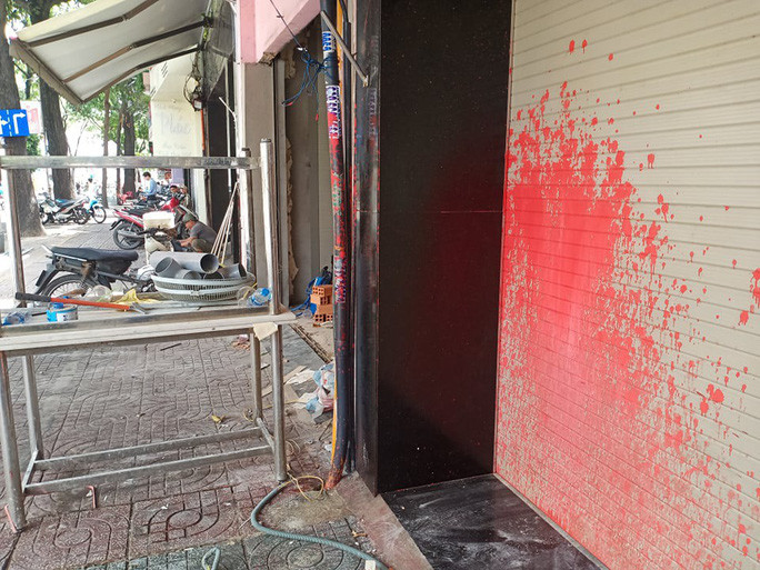 Để tìm hiểu nguyên nhân vì sao quán bị tạt sơn, mắm tôm đến 8 lần nhưng công an vẫn không thể giải quyết, phóng viên Báo Người Lao Động đã đến Công an phường 8, quận 3. Thượng úy Hoàng Văn Thực - trực ban Công an phường 8, quận 3 cho hay: "Sau khi nhận đơn của chủ quán phở Hòa, chúng tôi đã chuyển lên công an quận và quận đang làm vụ này, chúng tôi không trả lời vấn đề liên quan".