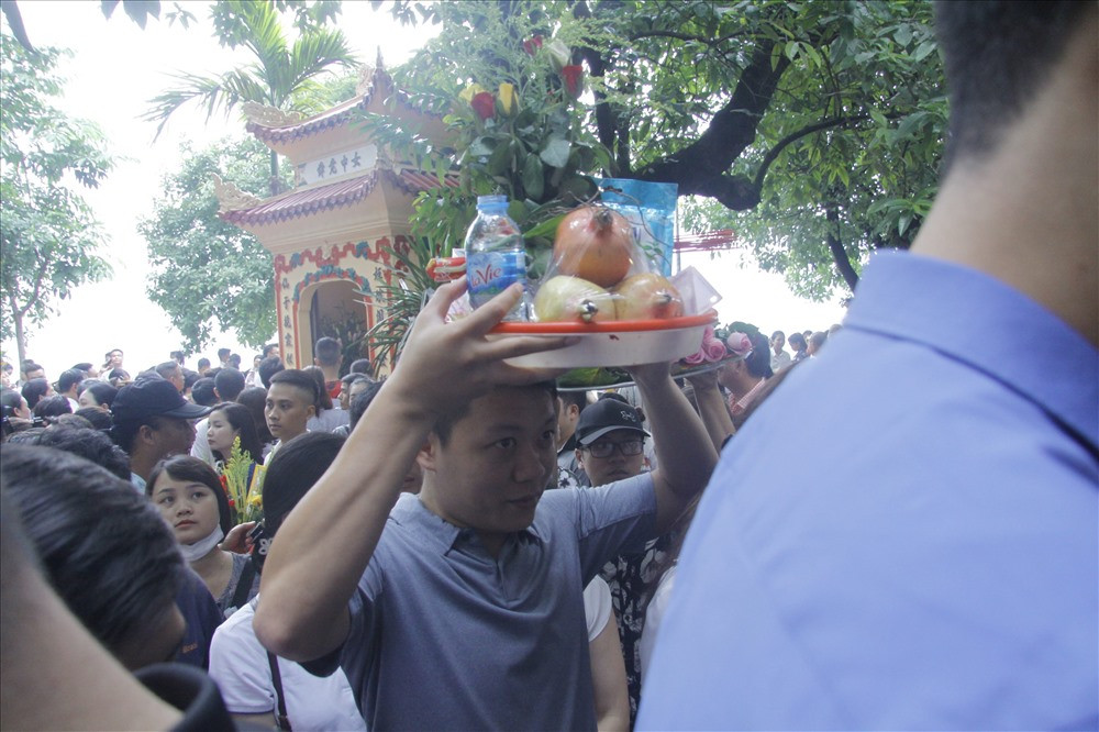 Mọi khu vực trong khuôn viên Phủ đều chật cứng người. Tuy nhiên, không có tình trạng chen lấn, xô đẩy. Đa phần các du khách đều bình tĩnh chờ đến lượt hành lễ của mình.