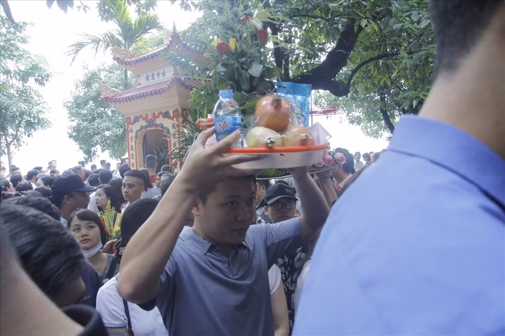 Mọi khu vực trong khuôn viên Phủ đều chật cứng người. Tuy nhiên, không có tình trạng chen lấn, xô đẩy. Đa phần các du khách đều bình tĩnh chờ đến lượt hành lễ của mình.