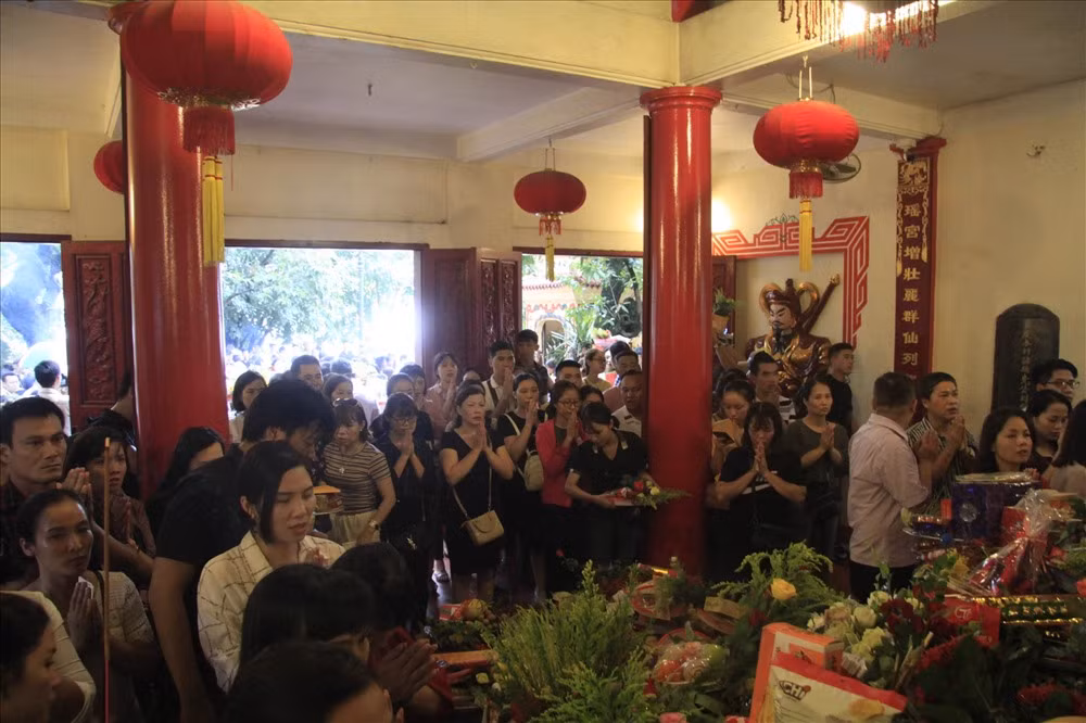 Người đi lễ cố gắng chen chân vào khu vực chính điện thờ Tam phủ công đồng của phủ Tây Hồ để làm lễ.