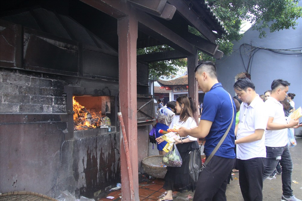 Phủ Tây Hồ là cụm công trình tôn giáo thờ Liễu Hạnh Công chúa, một nhân vật truyền thuyết và là một trong bốn vị thánh bất tử trong tín ngưỡng của người Việt. Lò đốt vàng mã luôn đỏ lửa trong ngày này.