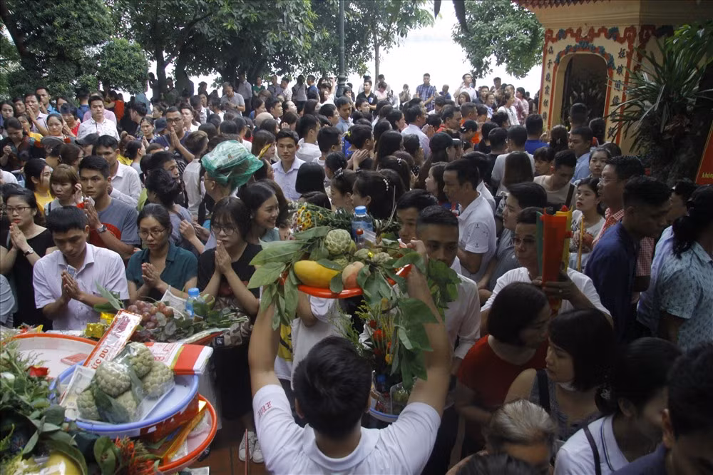 Nhiều du khách hành hương bắt buộc phải nâng mâm lễ lên cao hoặc đội lên đầu để dễ di chuyển.