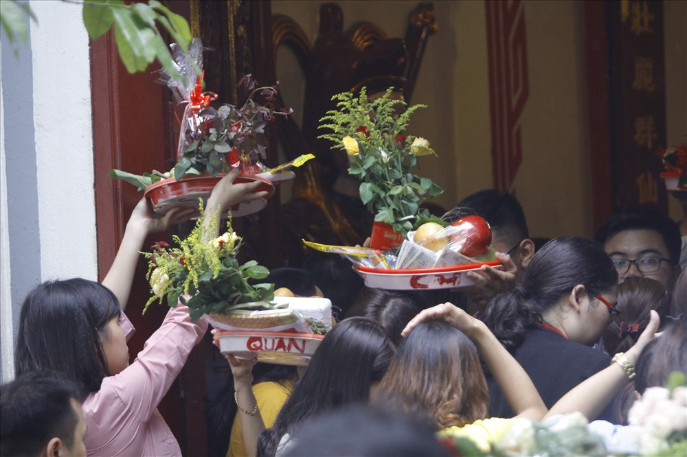 Ai cũng muốn vào được chính điện thờ Tam phủ công đồng của phủ Tây Hồ làm lễ. Những mâm lễ đủ đầy được đội lên cao để tránh bị xô lệch.