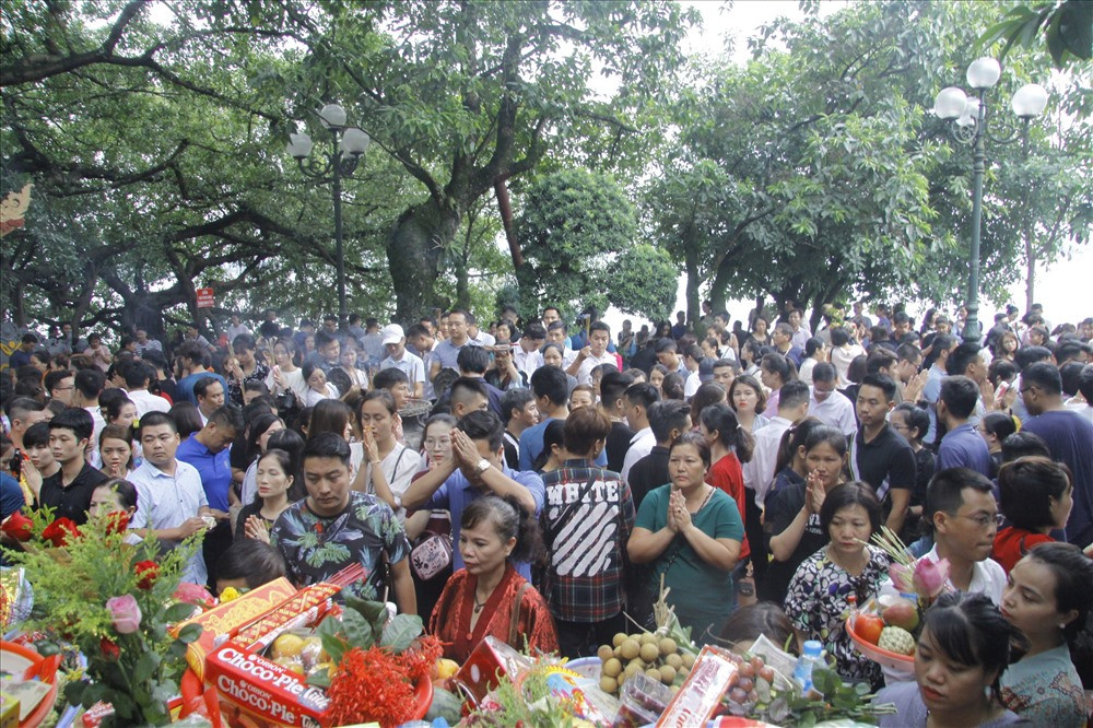 Nhiều người tranh thủ thời gian nghỉ trưa đến Phủ Tây Hồ dâng lễ để cầu bình an trong tháng cô hồn.