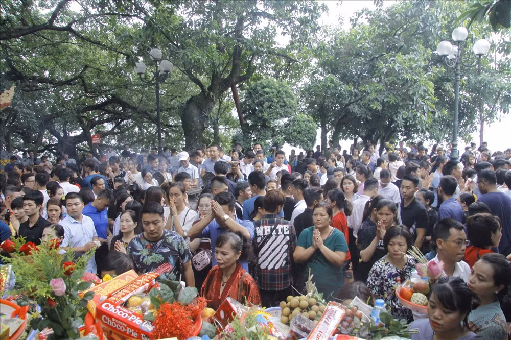 Nhiều người tranh thủ thời gian nghỉ trưa đến Phủ Tây Hồ dâng lễ để cầu bình an trong tháng cô hồn.