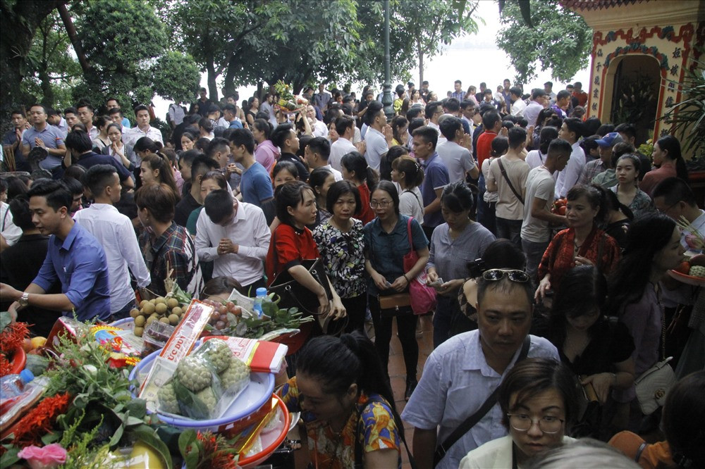 Khoảng thời gian từ 12h - 14h là khoảng thời gian cao điểm người đi lễ tại Phủ Tây Hồ.