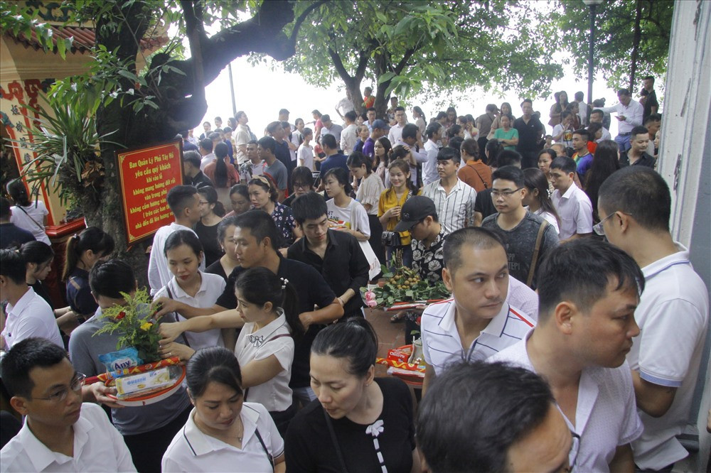 Theo tín ngưỡng dân gian, "Tháng cô hồn” là tháng khá quan trọng nên người dân thường đến chùa để cầu mong bình an, xua đi những điều xui xẻo trong cuộc sống.