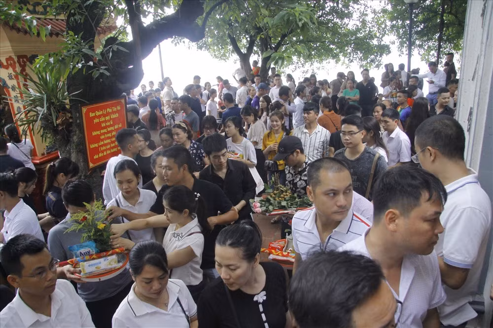 Theo tín ngưỡng dân gian, "Tháng cô hồn” là tháng khá quan trọng nên người dân thường đến chùa để cầu mong bình an, xua đi những điều xui xẻo trong cuộc sống.