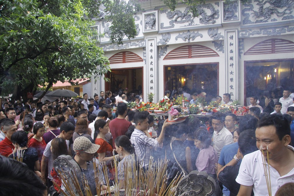 Mọi người đi lễ đều mong muốn cầu bình an, may mắn, công việc thuận lợi...