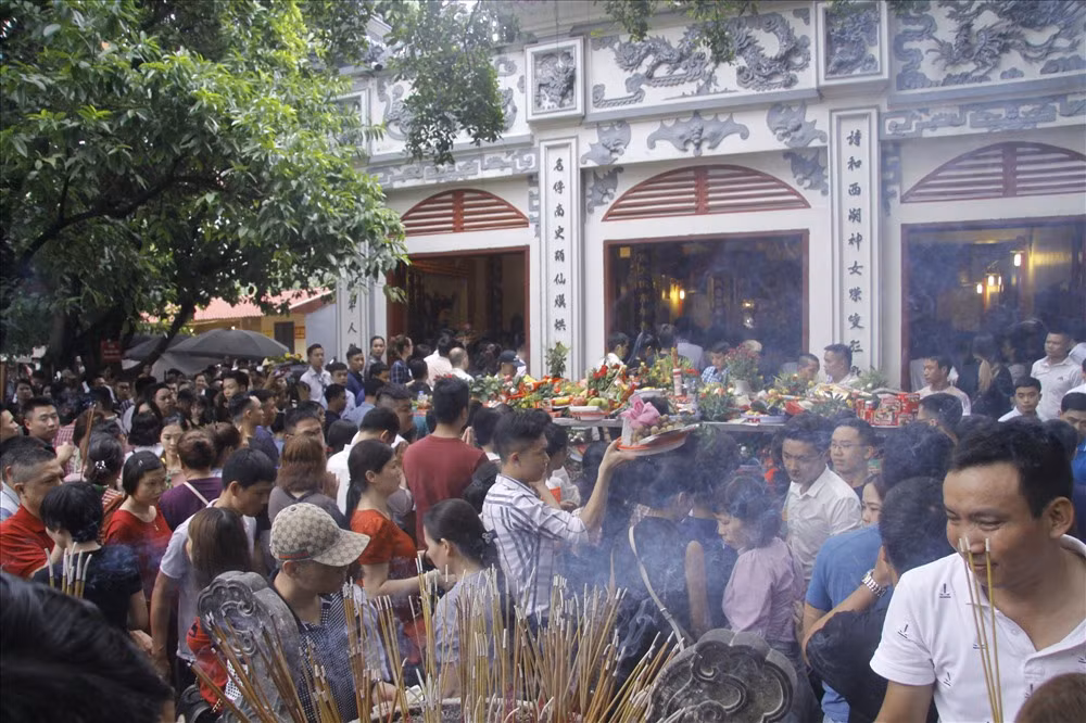 Mọi người đi lễ đều mong muốn cầu bình an, may mắn, công việc thuận lợi...