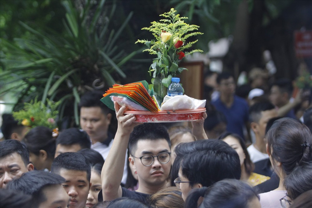 Nhiều người phải vái vọng từ ngoài sân.