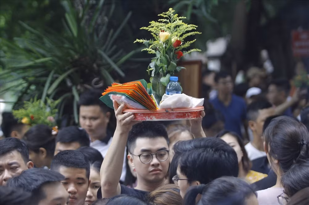 Nhiều người phải vái vọng từ ngoài sân.