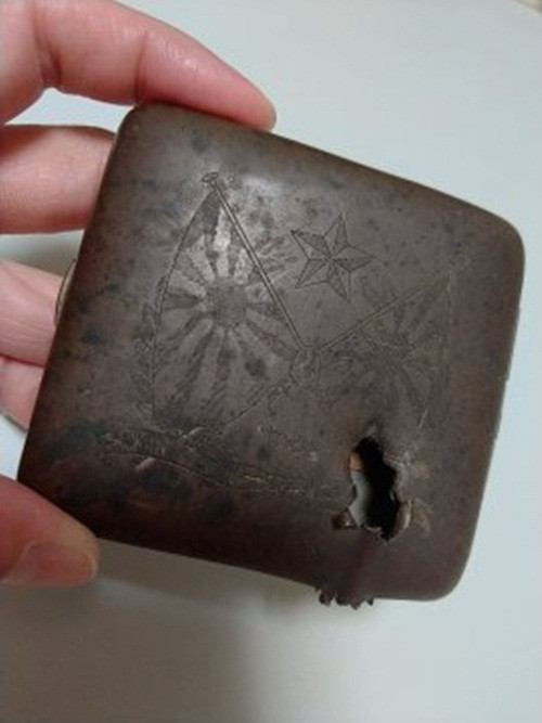 Choang nang chiec hop sat binh thuong, chua trong minh cau chuyen ly ky