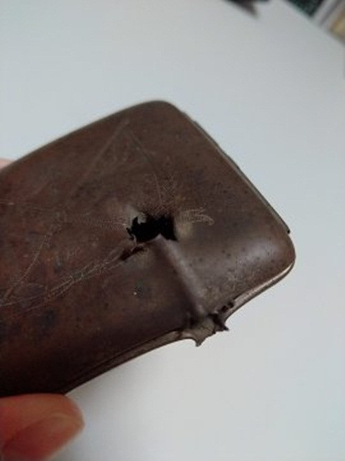 Choang nang chiec hop sat binh thuong, chua trong minh cau chuyen ly ky-Hinh-2