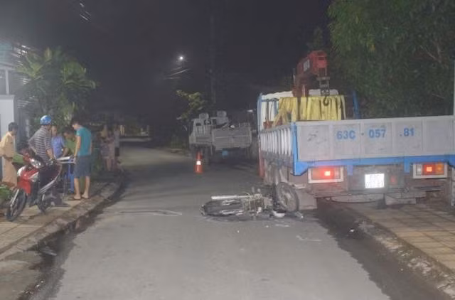 Nguoi dan ong di xe tu vong do tong vao oto tai do ben duong