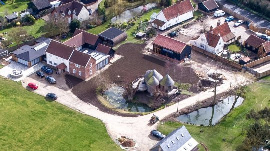 Danh tinh bat ngo dai gia 28 tuoi choi lon chi hon tram ty gom loat nha dat-Hinh-3