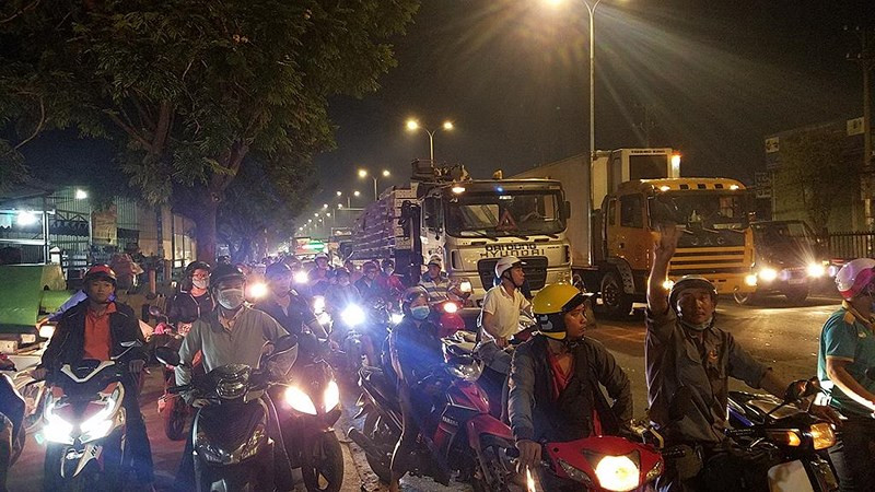 Gan 3 tan ca ro bo lon nhon tren quoc lo do xe tai lat ngang-Hinh-3