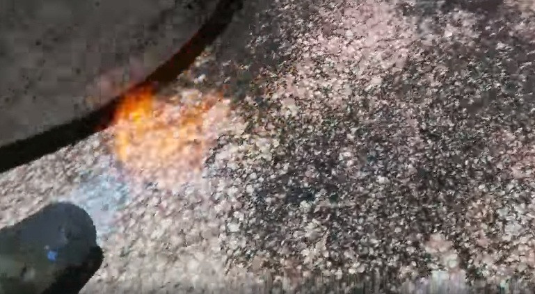 "Nhìn thấy là nổi da gà, rất đáng sợ", "Trung Bộ bị kiến đen chiếm đóng ngày một nghiêm trọng, sắp tới sẽ lan ra nơi khác mất", "Loài kiến này vốn dĩ không đáng sợ, chẳng ngờ tập trung một lượng lớn lại có sức phá hoại đáng sợ như thế"... cư dân mạng xôn xao bàn tán.