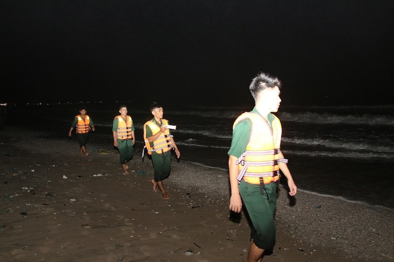 4 nam sinh bi song bien nhan chim o Mui Ne: Quan long khi thay thi the-Hinh-3