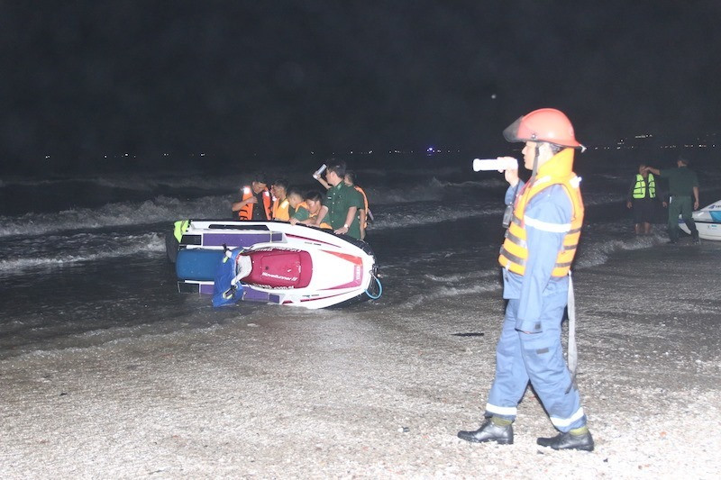 4 nam sinh bi song bien nhan chim o Mui Ne: Quan long khi thay thi the-Hinh-4