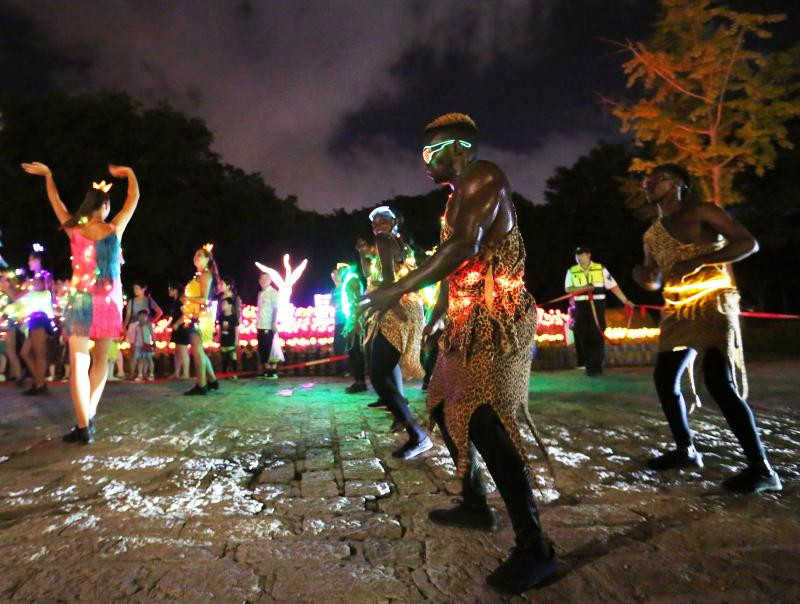 "Những con vật đó đã rất mệt mỏi vào ban ngày rồi, hiện tại còn không thể nghỉ ngơi vào ban đêm nữa, ban quản lý sở thú có còn chút nhân tính nào không?", một trong những bức xúc.