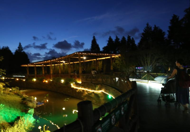 Mới đây, tại Thượng Hải, một sở thú đêm đã được mở cửa đón khách, trở thành sở thú đêm đầu tiên ở Trung Quốc. Ngay sau khi mở cửa, bằng sự mới mẻ của mình, sở thú đã thu hút rất đông sự chú ý của mọi người.