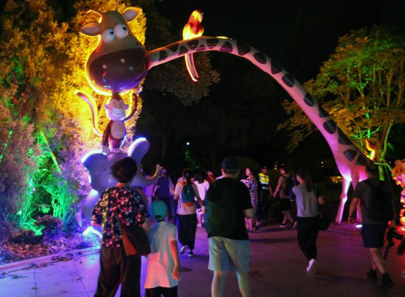 Mặc dù hoạt động vào ban đêm, thế nhưng giá vé không có mấy sự khác biệt. Chính sách về vé về cơ bản dựa trên vé ngày, còn được giảm giá, ưu đãi nhiều.