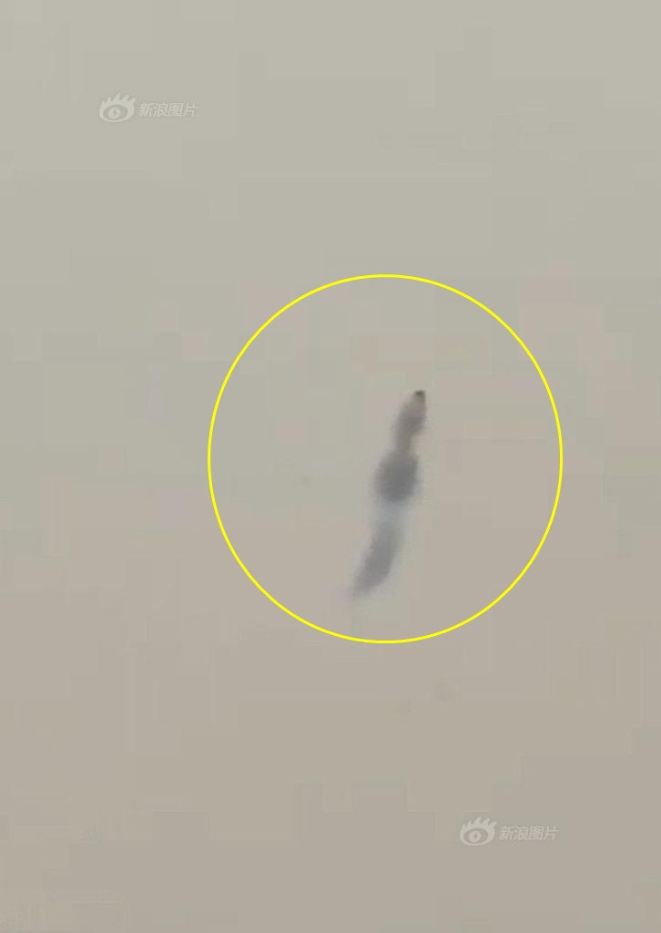 Mua to khung khiep, ca sau ngup lan tren pho doa nguoi