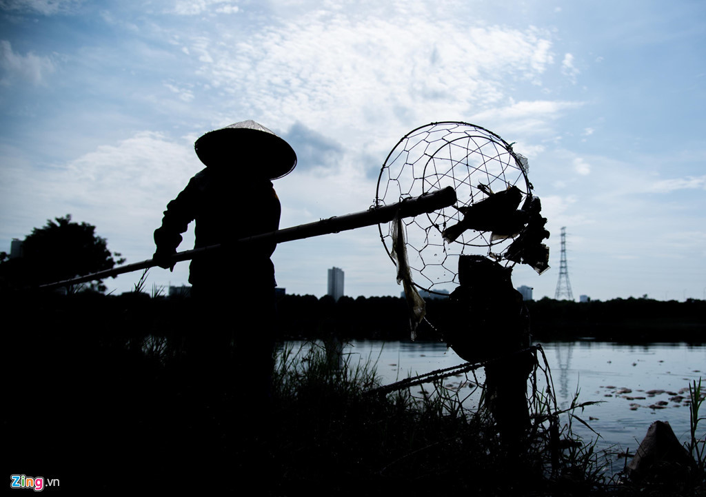 Du khách vui chơi cách khu vực hồ khoảng hơn 100 mét vẫn ngửi thấy mùi hôi tanh nồng nặc. "Chưa cần vào khu vực công viên, gia đình tôi đi ngoài đường cạnh công viên đã ngửi thấy mùi hôi tanh", người đàn ông tên Đức nói.