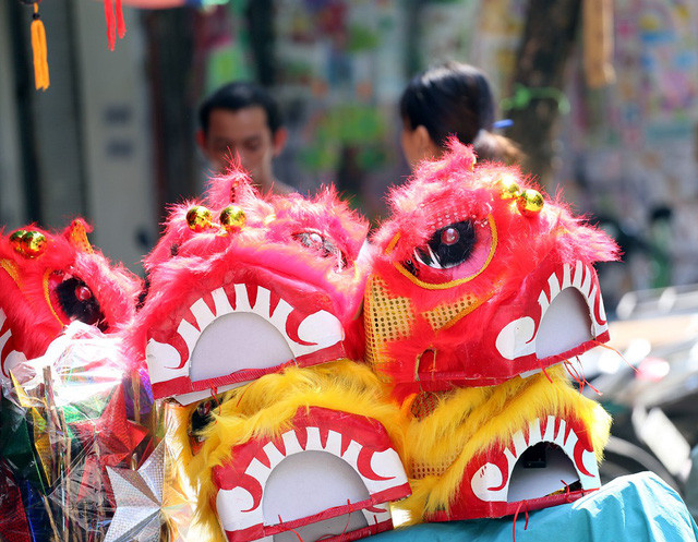 Theo lý giải của một số người tại đây cho rằng, hiện nay các công ty, đơn vị sản xuất đồ chơi trong nước đều đáp ứng đủ chủng loại, mẫu mã, màu sắc trong khi đó giá thành cũng rất cạnh tranh nên người dân thích mua hơn đồ nhập ngoại. Những chiếc đầu lân với nhiều màu sắc sặc sỡ được bày bán với giá chỉ từ trên 100.000 đồng.